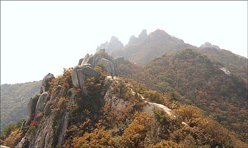 눈 앞에 펼쳐진 도봉산 주봉들. 카메라에 전체 모습을 담을 수 없어 아쉬움만 남아 